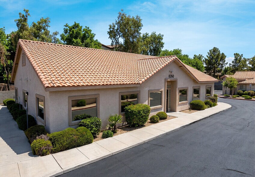 8260 W Charleston Blvd, Las Vegas, NV à louer - Photo du bâtiment - Image 2 de 13