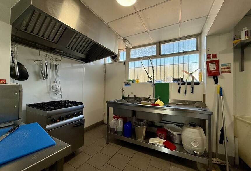 77-79 Newbold Rd, Chesterfield for sale - Interior Photo - Image 2 of 12