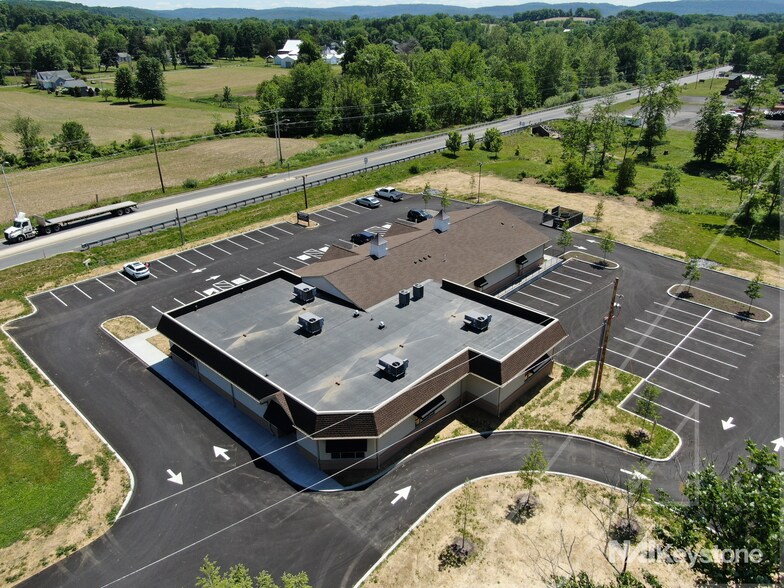 590 Oley Rd, Oley, PA à louer - Photo du bâtiment - Image 2 de 8