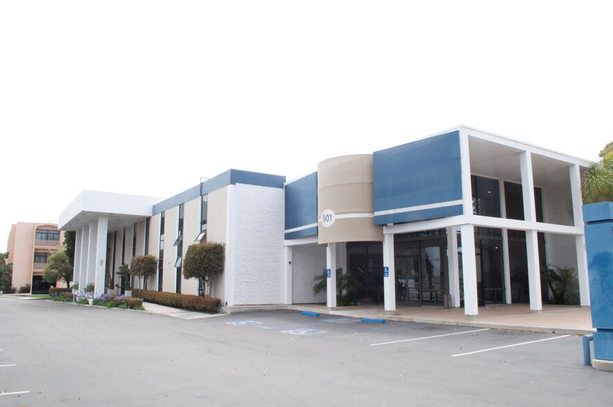 901 Dover Dr, Newport Beach, CA for lease - Building Photo - Image 2 of 11