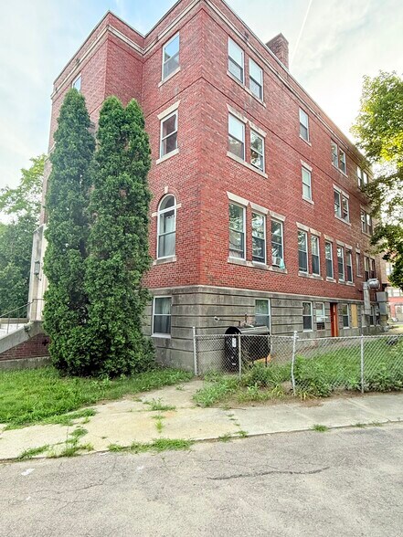 53 Coe St, Woonsocket, RI à vendre - Photo du bâtiment - Image 2 de 14