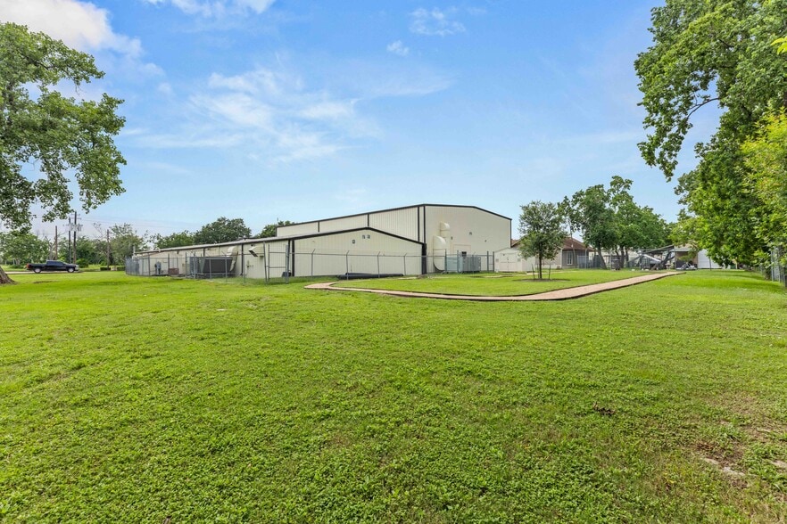 909 Shaver St, Pasadena, TX for lease - Building Photo - Image 2 of 8