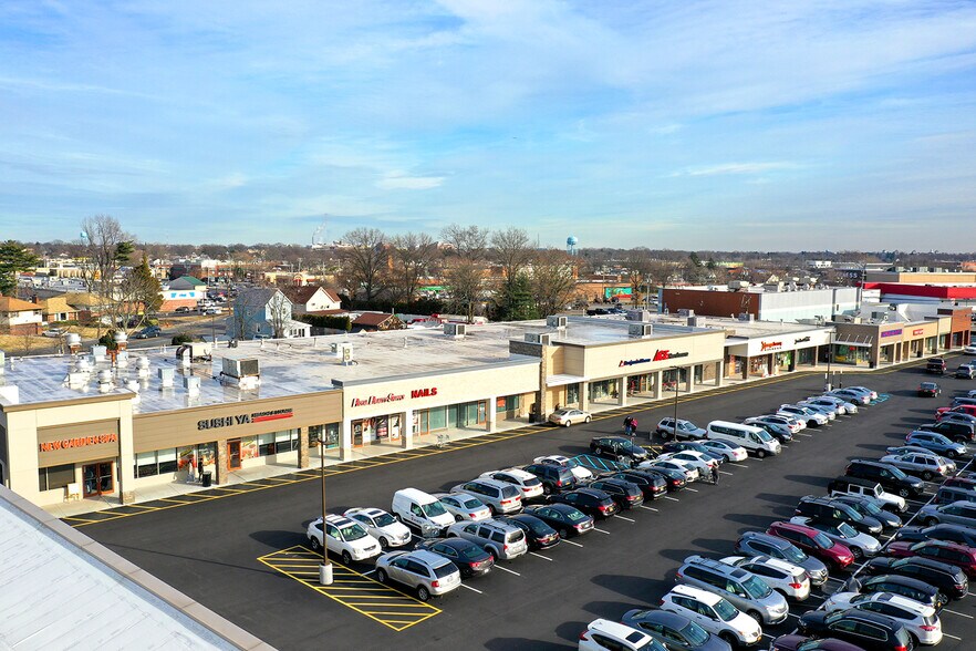 2305-2349 Jericho Tpke, Garden City Park, NY à louer - Photo du bâtiment - Image 3 de 6