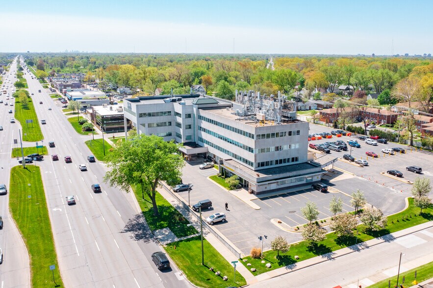 30701 Woodward Ave, Royal Oak, MI à louer - Photo du bâtiment - Image 3 de 16