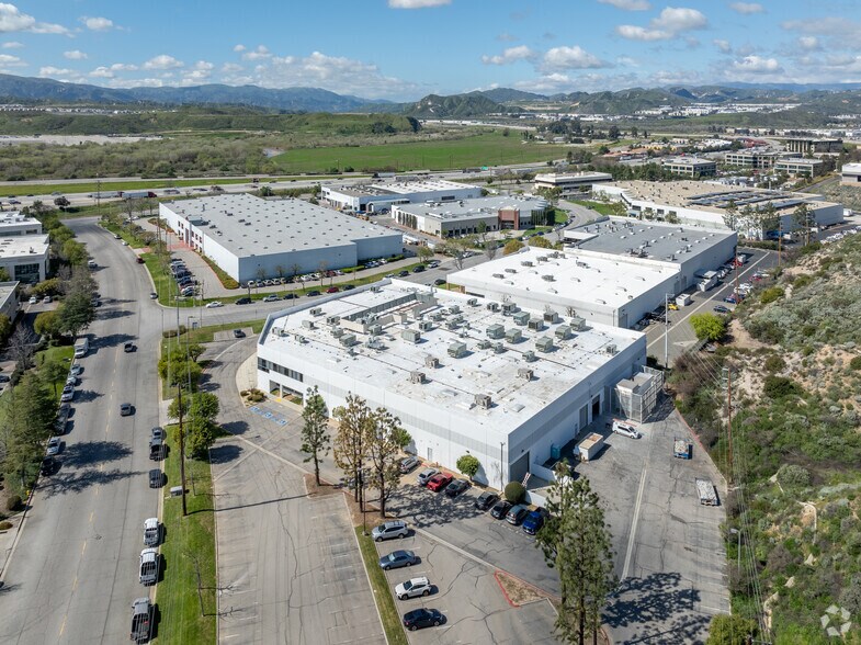 26081 Avenue Hall, Valencia, CA à louer - Aérien - Image 3 de 7