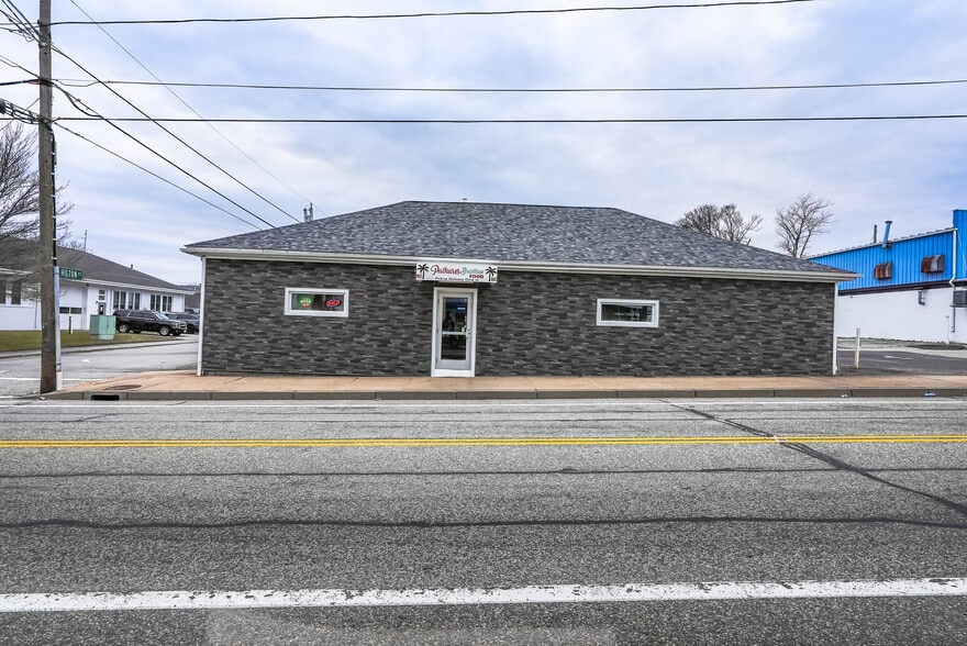 77-79 Main Rd, Tiverton, RI for sale - Primary Photo - Image 1 of 21