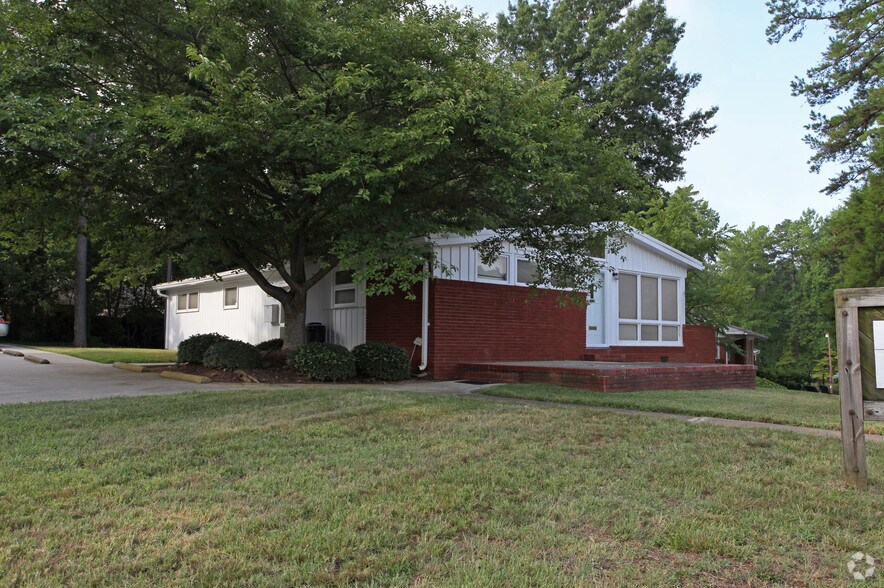 738 Pierson Dr, Charlotte, NC for sale - Primary Photo - Image 1 of 2