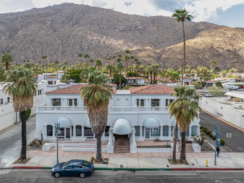 353 S Palm Canyon Dr, Palm Springs, CA à vendre - Photo du bâtiment - Image 2 de 66
