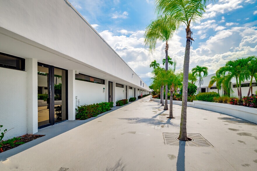 16244 S Military Trl, Delray Beach, FL à louer - Photo du bâtiment - Image 2 de 70