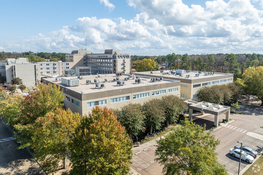 1860 Chadwick Dr, Jackson, MS for lease - Primary Photo - Image 1 of 5