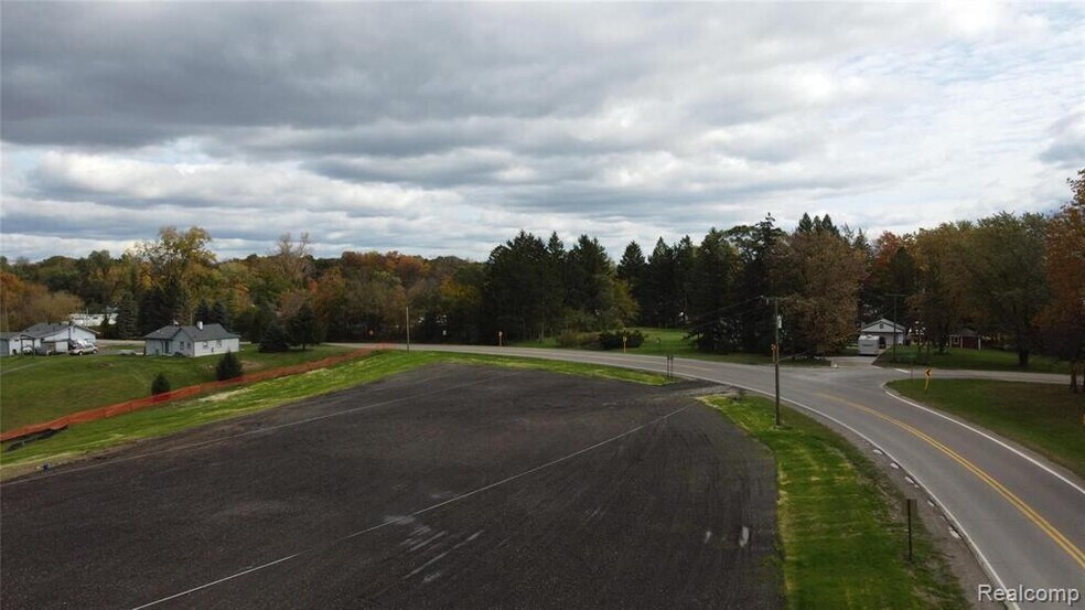 10855 Silver Lake Rd, South Lyon, MI à vendre - Photo du bâtiment - Image 2 de 6