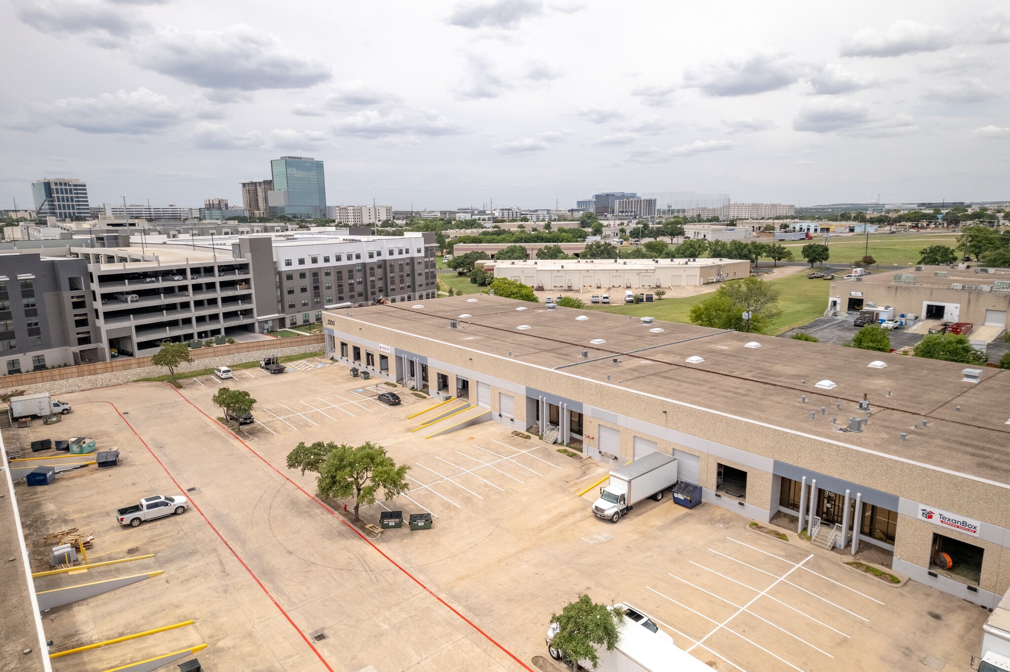 2200 Denton Dr, Austin, TX à louer Photo du bâtiment- Image 1 de 5