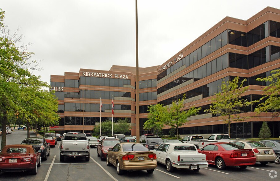 10800 Financial Centre Pkwy, Little Rock, AR à louer - Photo du bâtiment - Image 3 de 20