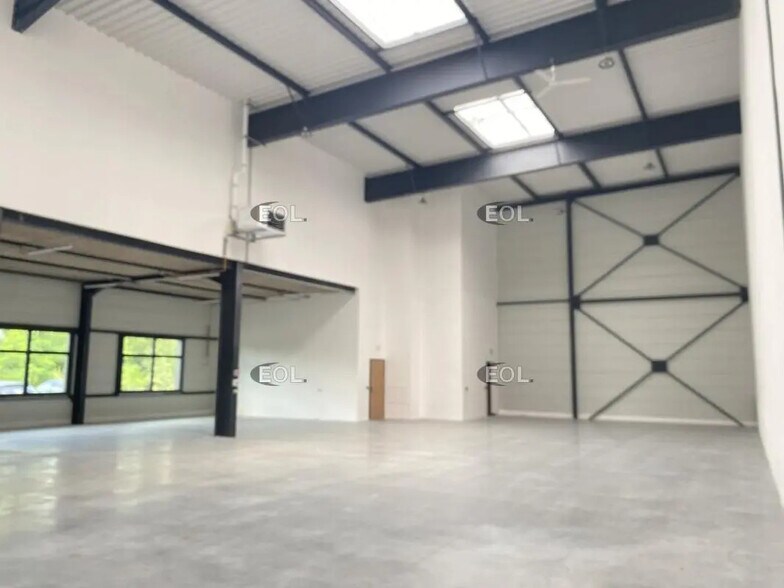 Flex in Saint-Priest for lease - Interior Photo - Image 3 of 10