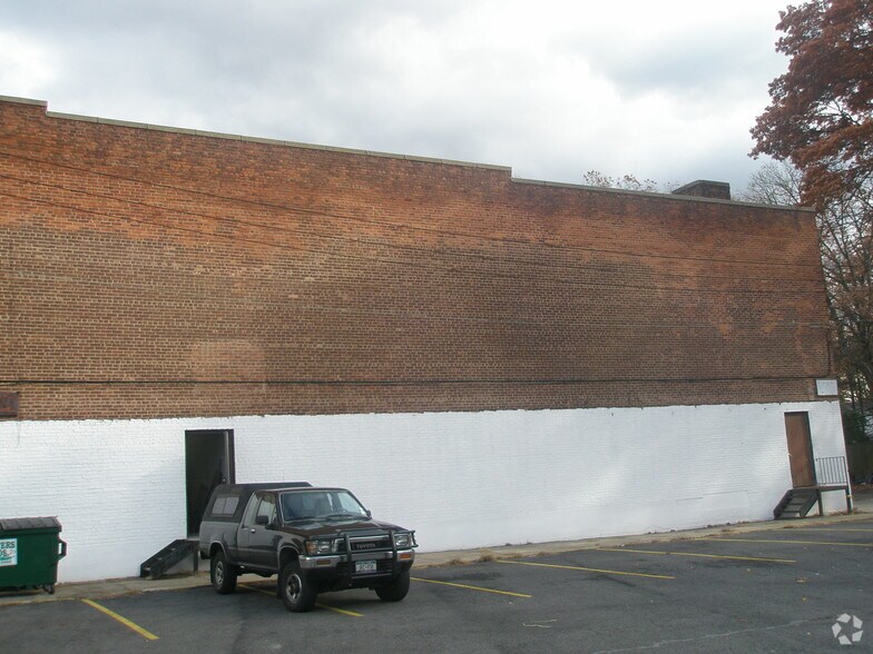 1608-1618 Hillside Ave, New Hyde Park, NY à louer - Photo du bâtiment - Image 2 de 3