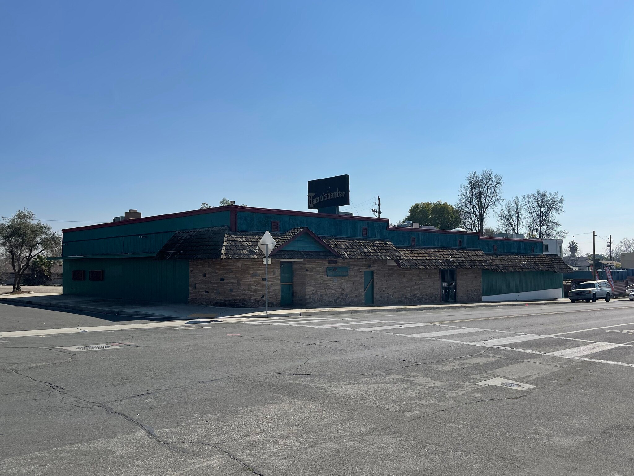 2345 Alta Vista Dr, Bakersfield, CA à vendre Photo du bâtiment- Image 1 de 1