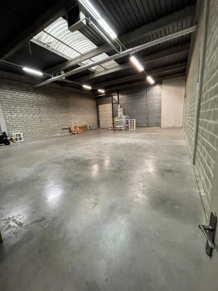 Flex in Gennevilliers for lease - Interior Photo - Image 2 of 14