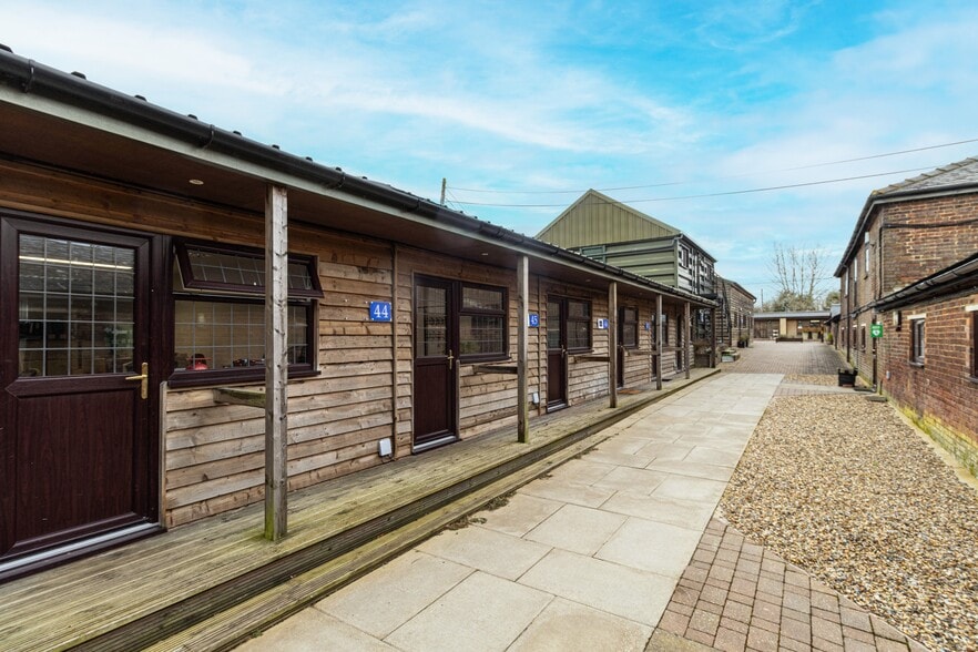 Thrales End Ln, Harpenden for lease - Building Photo - Image 3 of 6