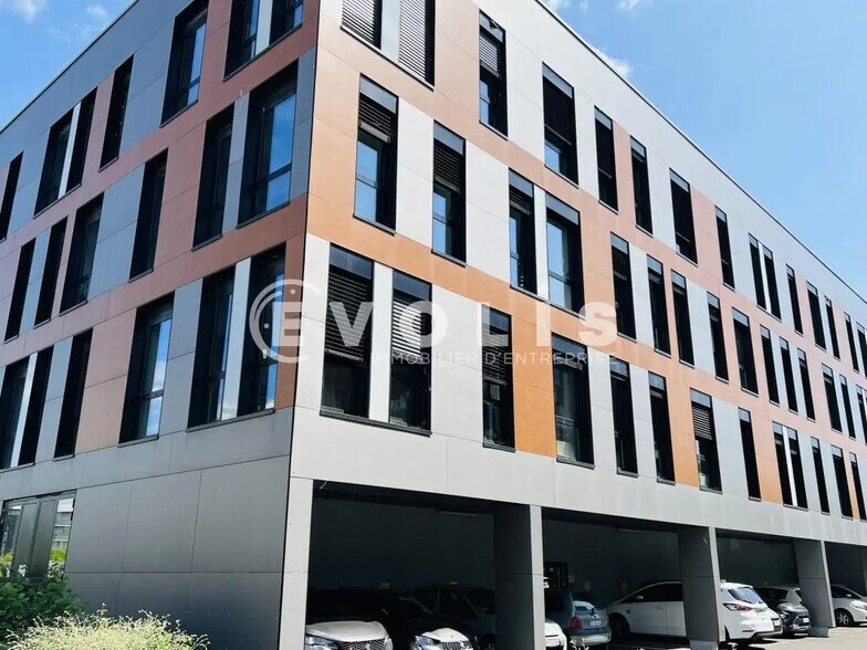 Office in Lieusaint for lease - Building Photo - Image 2 of 7