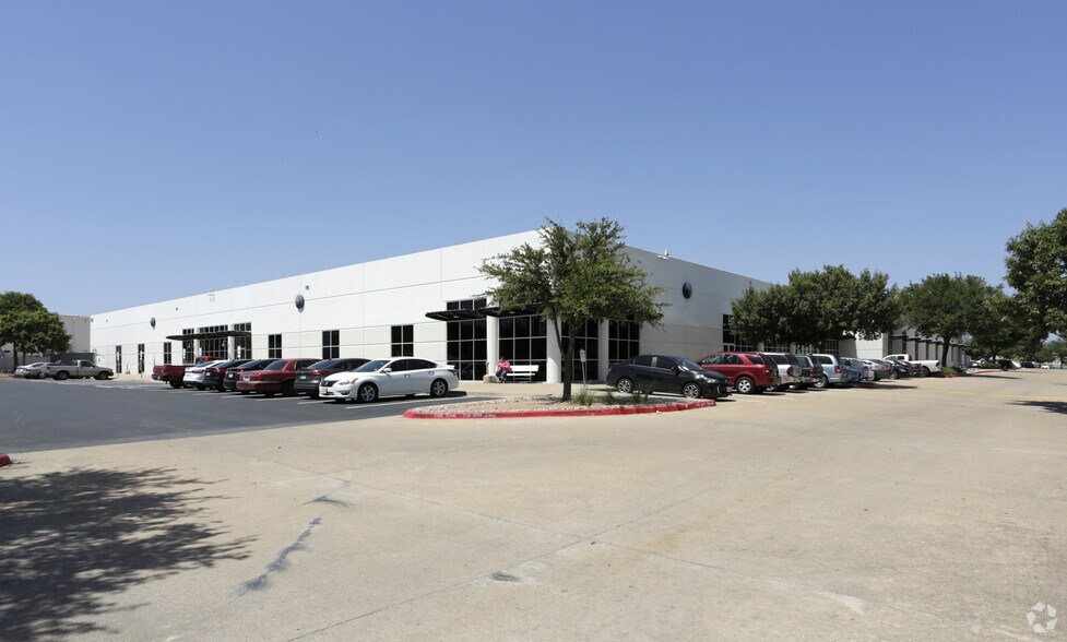 7401 E Ben White Blvd, Austin, TX à louer - Photo du bâtiment - Image 2 de 14