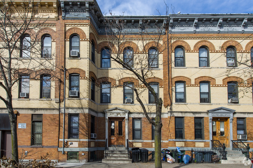 18-53 Madison St, Ridgewood, NY à vendre - Photo principale - Image 1 de 1