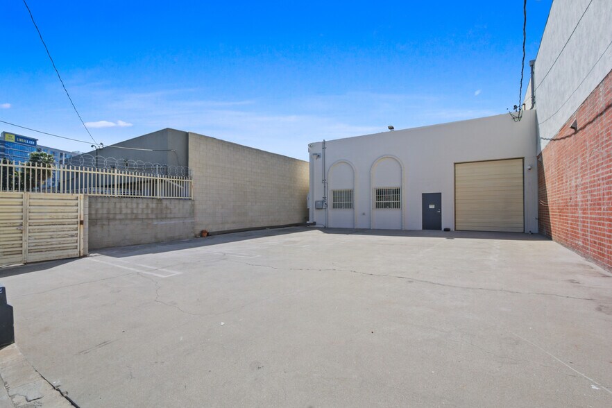 2311, 2317 and 2327 Pontius Avenue portefeuille de 3 propriétés à vendre sur LoopNet.ca - Photo du bâtiment - Image 3 de 18