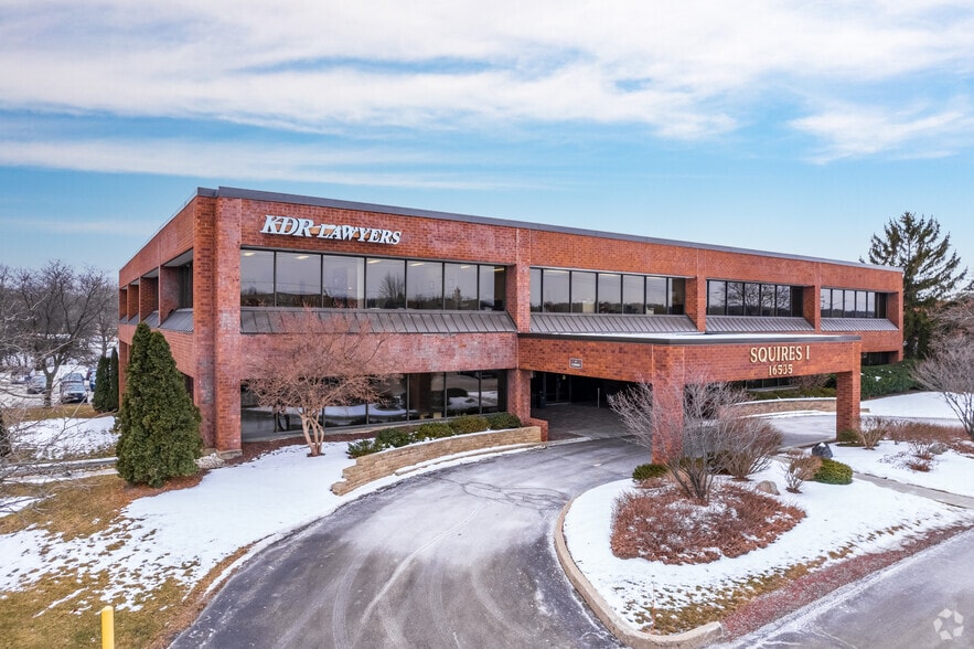 16535 W Bluemound Rd, Brookfield, WI for lease - Primary Photo - Image 1 of 6