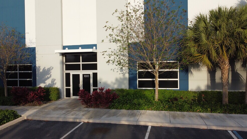 3501 Burris Rd, Davie, FL à louer - Photo du bâtiment - Image 3 de 15