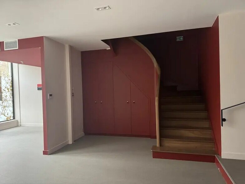 Office in Lyon for lease - Interior Photo - Image 3 of 9