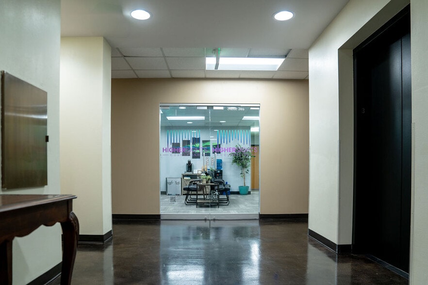 5353 W Dartmouth Ave, Denver, CO for lease - Interior Photo - Image 2 of 34