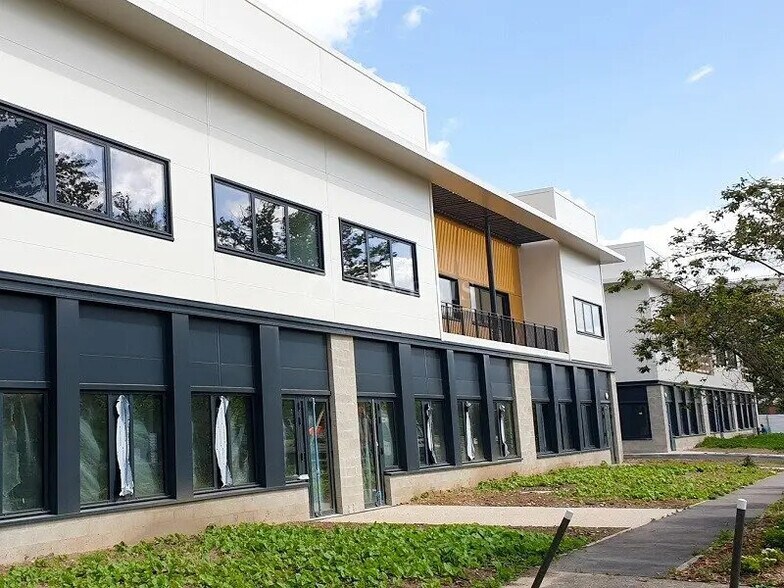 Flex in Neuville-sur-Oise for lease - Building Photo - Image 2 of 6