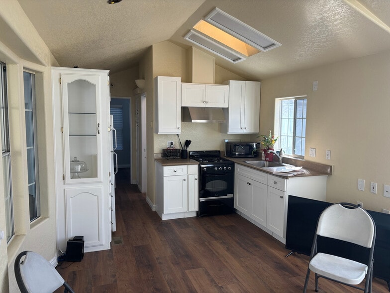 320 E Commercial St, Anaheim, CA for lease - Interior Photo - Image 2 of 7