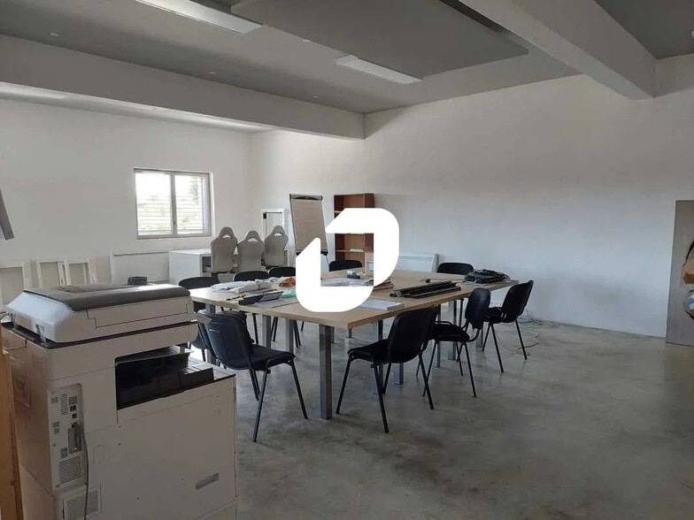 Flex in Coignières for lease - Interior Photo - Image 2 of 11