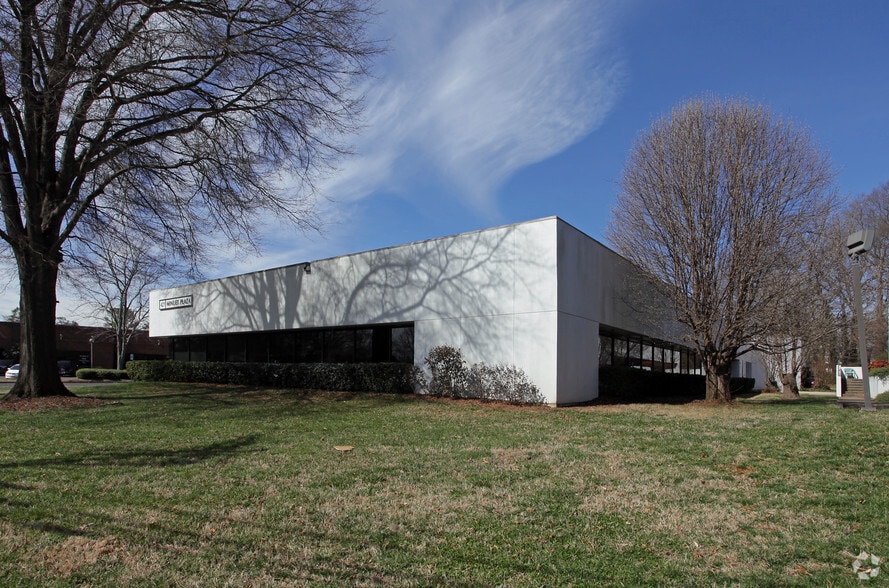 421 Minuet Ln, Charlotte, NC à louer - Photo du bâtiment - Image 3 de 55