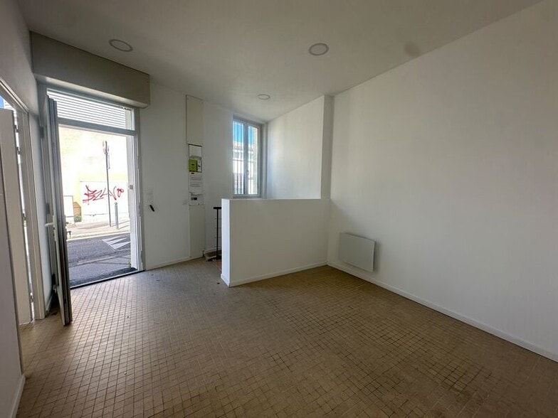 Office in Bordeaux for lease - Interior Photo - Image 3 of 6