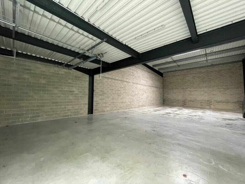 Flex in Bondoufle for lease - Interior Photo - Image 3 of 12