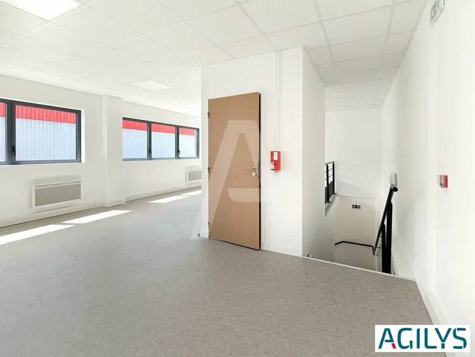 Flex in Corbeil-Essonnes for lease Building Photo- Image 1 of 13