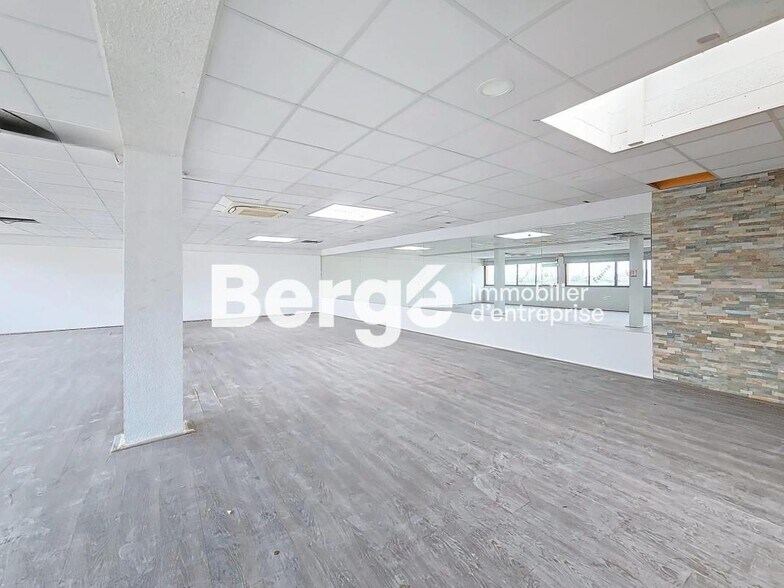 Office in Cannes for sale - Building Photo - Image 1 of 4