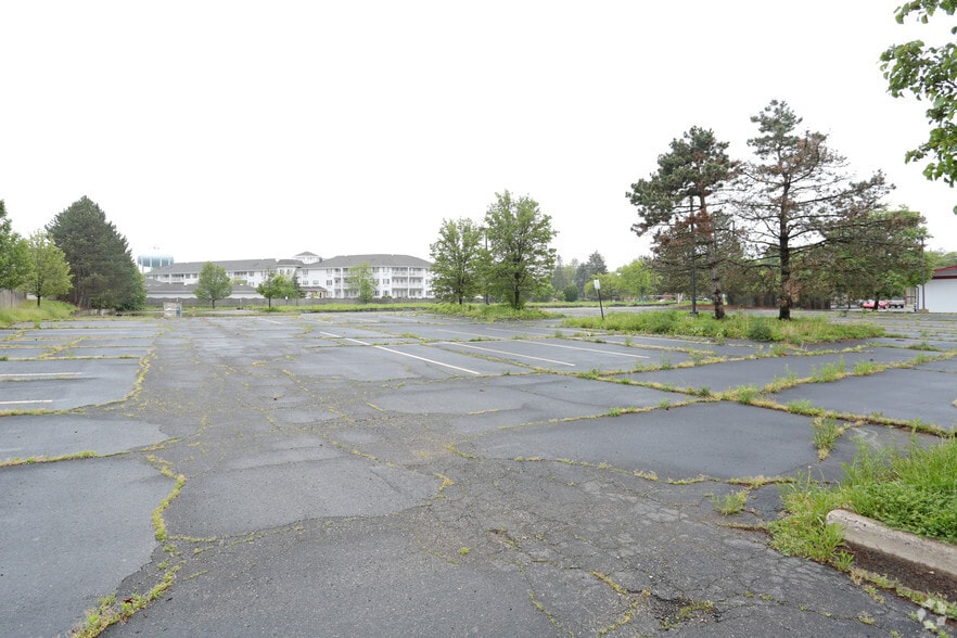 950 N Cass Lake Rd, Waterford, MI for sale - Primary Photo - Image 2 of 3