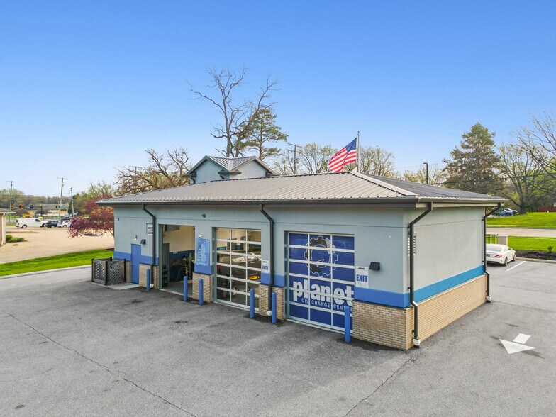 18488 Pearl Rd, Strongsville, OH à vendre - Photo du bâtiment - Image 3 de 8