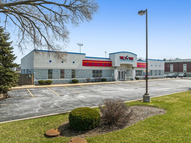 Plus de détails pour 1335 N Arlington Heights Rd, Itasca, IL - Commerce de détail à vendre