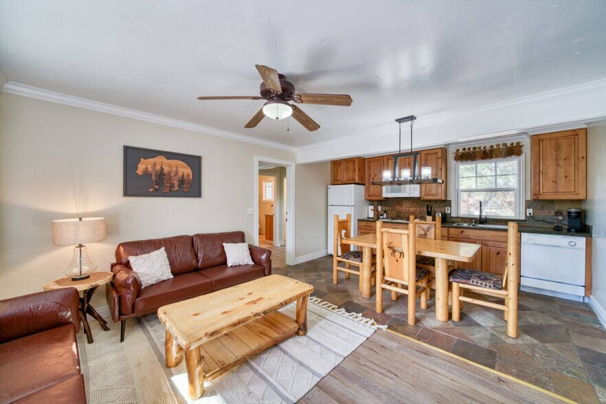 947 Park Ave, South Lake Tahoe, CA à vendre - Photo du bâtiment - Image 3 de 10