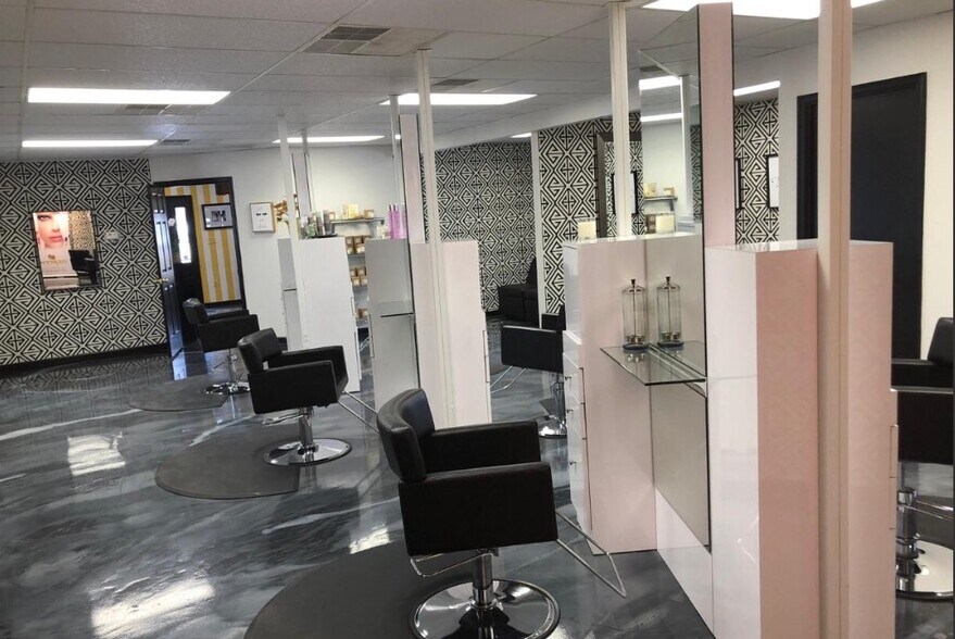 688 J Clyde Morris Blvd, Newport News, VA à vendre - Photo du bâtiment - Image 3 de 4