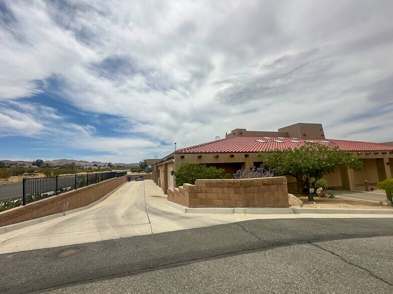 58325 Twentynine Palms Hwy, Yucca Valley, CA à louer - Photo du bâtiment - Image 3 de 6