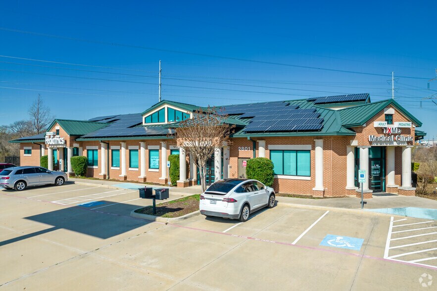 2801 N Interstate 35E, Carrollton, TX à vendre - Photo du bâtiment - Image 1 de 5