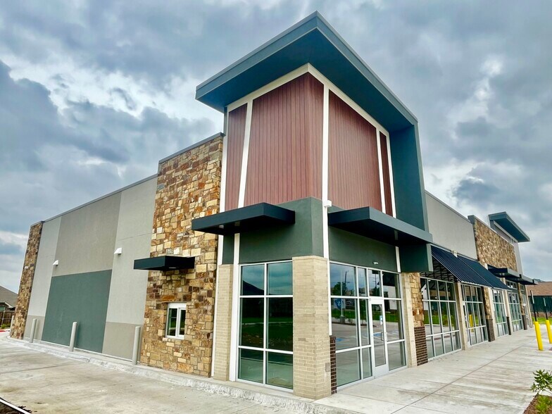 7051 N Wayne Rd, Westland, MI à louer - Photo du bâtiment - Image 2 de 5