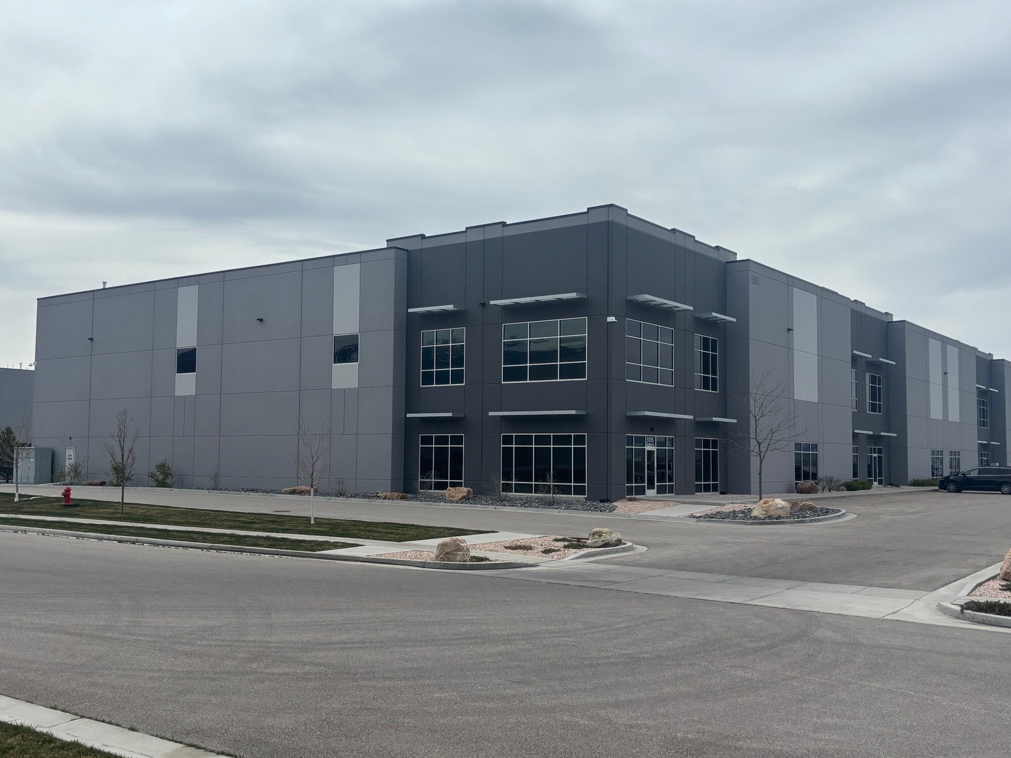 351 W 3100 N, Hyde Park, UT for lease Interior Photo- Image 1 of 9