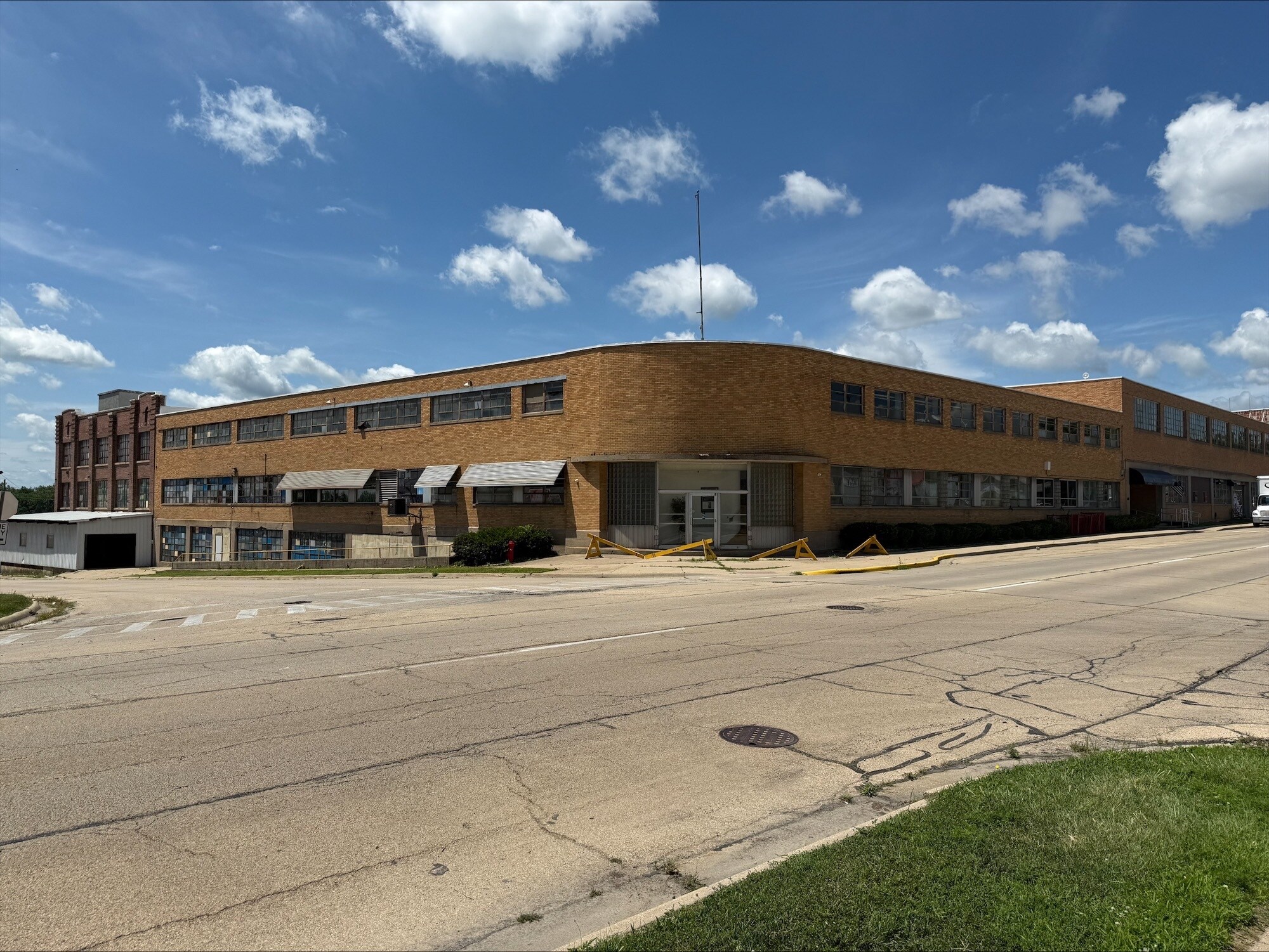 301 W 3rd St, Sterling, IL for lease Building Photo- Image 1 of 26