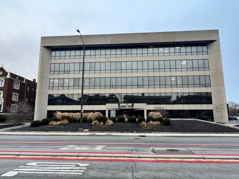 3737 N Meridian St, Indianapolis, IN à louer - Photo du bâtiment - Image 2 de 4