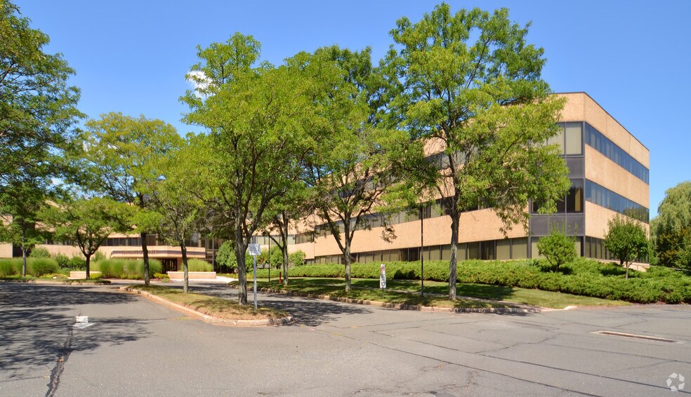 433 S Main St, West Hartford, CT à louer - Photo du bâtiment - Image 1 de 9